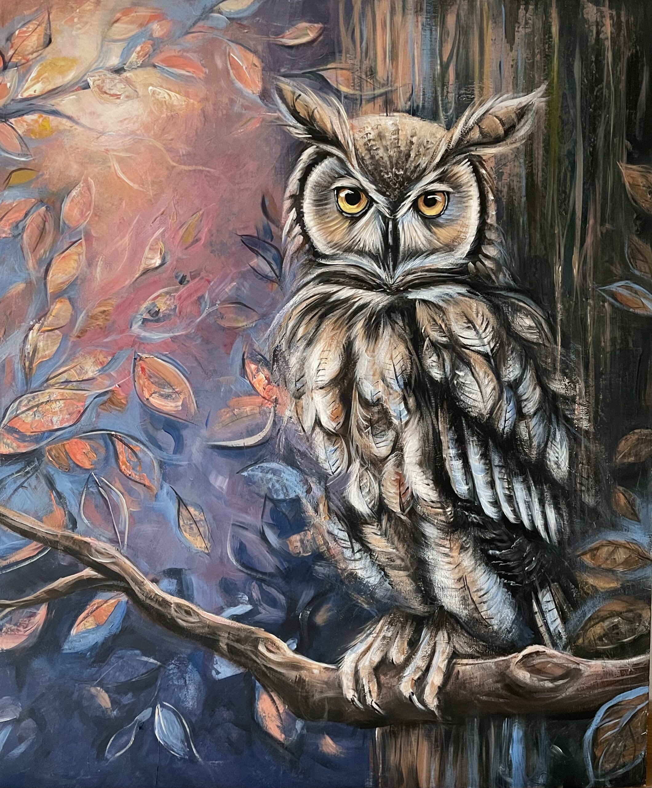 Eule in abstrakter Waldlandschaft